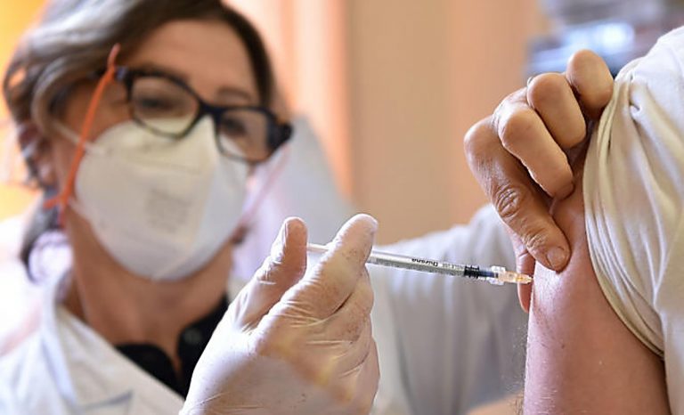 Gli operatori dei centri vaccinali scrivono ad Occhiuto: «Reintegrateci»