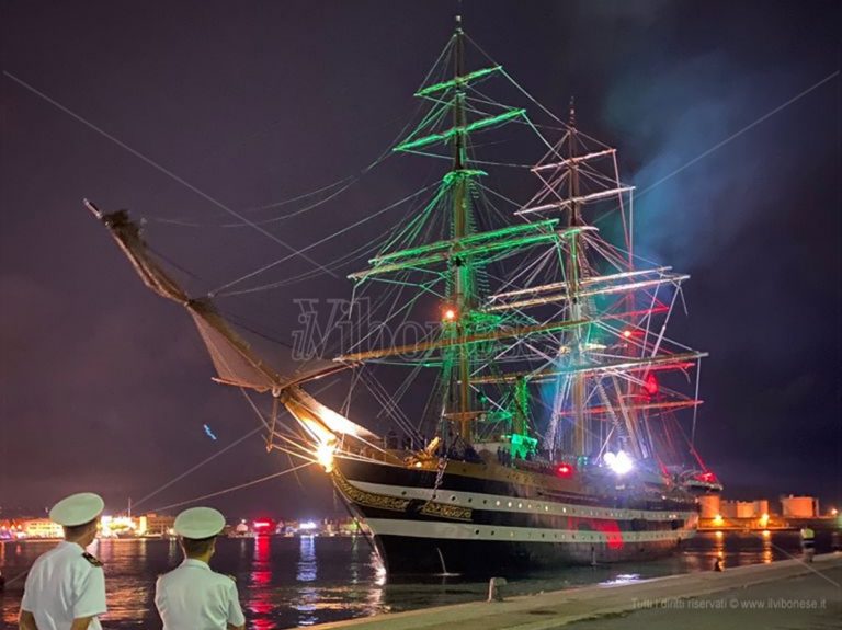 L’Amerigo Vespucci saluta Vibo Marina, stupore e applausi per la nave scuola