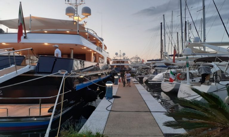 Il lussuoso yacht di Valentino approda a Vibo Marina