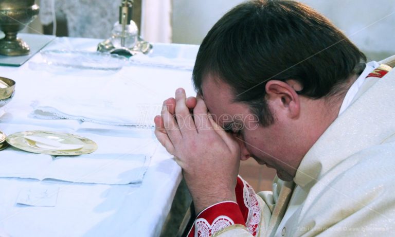Minacce a don Felice Palamara, a Pannaconi arriva il Vescovo per celebrare la messa – Video