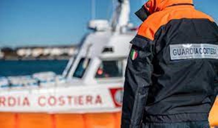 Oltre 1300 migranti in pericolo al largo delle coste calabresi, interviene la Guardia costiera