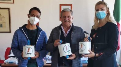 Parghelia, il Rotaract di Tropea dona al Comune posaceneri da arredo urbano