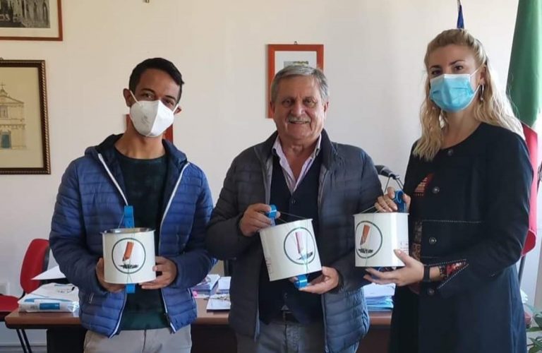 Parghelia, il Rotaract di Tropea dona al Comune posaceneri da arredo urbano