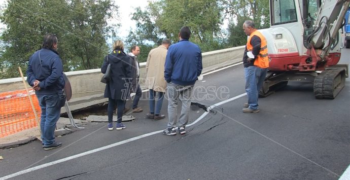 Strada (di nuovo) chiusa a Longobardi, faccia a faccia tra sindaco e ditta – Video