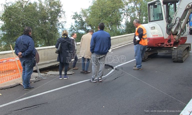 Strada (di nuovo) chiusa a Longobardi, faccia a faccia tra sindaco e ditta – Video