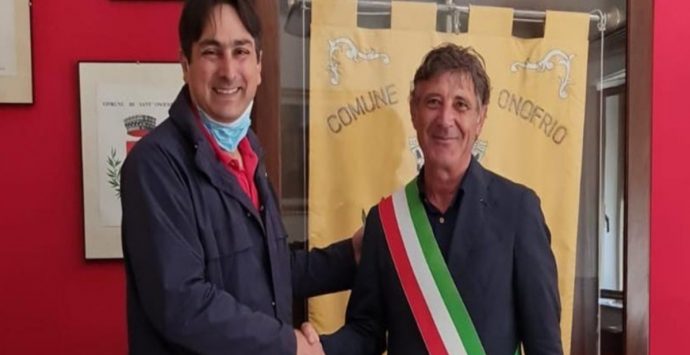 Sant’Onofrio, l’ex sindaco contro il neoeletto: «Ha tolto la bandiera di Libera dal Comune»