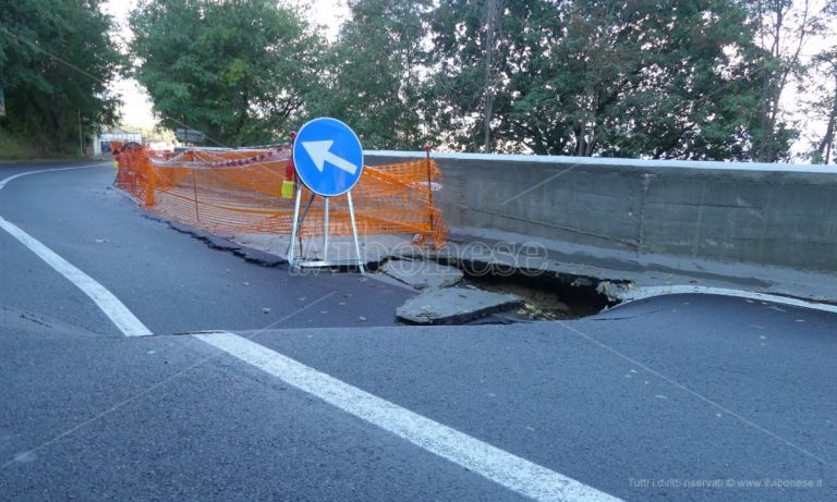 Strada crollata a Longobardi, il Codacons chiede conto al Comune: «E adesso chi paga?» -Video