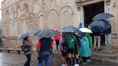 È il giorno della beatificazione di don Mottola, centinaia di fedeli sfidano la pioggia – La diretta