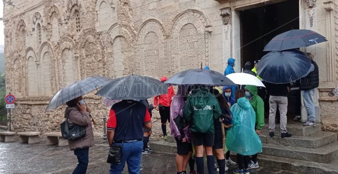 È il giorno della beatificazione di don  Mottola, centinaia di fedeli sfidano la pioggia – La diretta