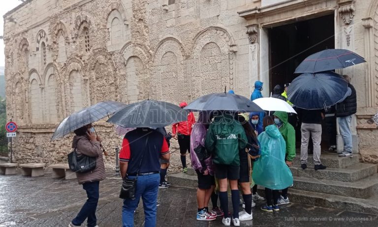 È il giorno della beatificazione di don Mottola, centinaia di fedeli sfidano la pioggia – La diretta