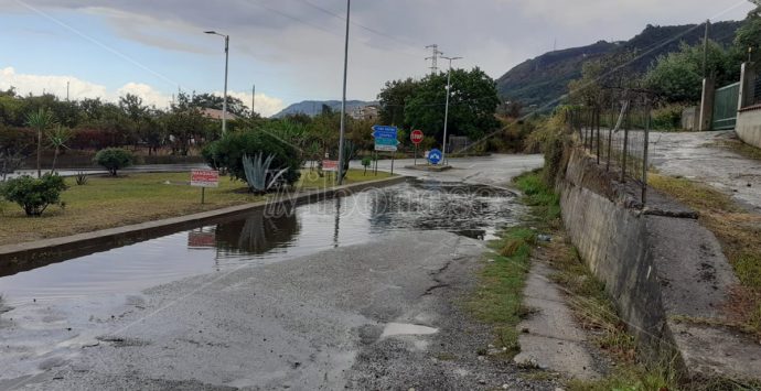 Strada nuovamente allagata al bivio di Longobardi, l’appello dei cittadini