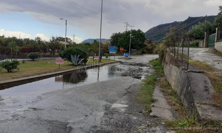 Strada nuovamente allagata al bivio di Longobardi, l’appello dei cittadini