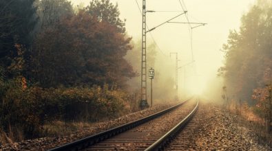 Tragico incidente nel Cosentino: attraversa i binari e muore travolta da un treno