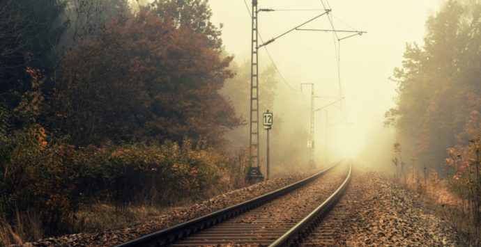 Tragico incidente nel Cosentino: attraversa i binari e muore travolta da un treno