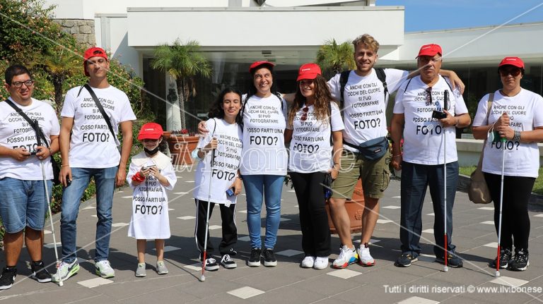 Fotografare con gli occhi del cuore: riparte il corso per ciechi e ipovedenti – Video
