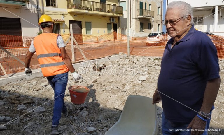 Vibo Marina, una piazzetta al posto del suo immobile demolito: 87enne tenta di fermare i lavori – Video