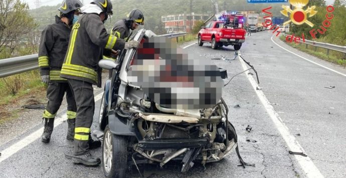 Tragico incidente nel Crotonese, un morto nello scontro tra un’auto e un tir