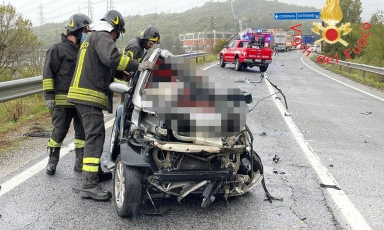 Tragico incidente nel Crotonese, un morto nello scontro tra un’auto e un tir