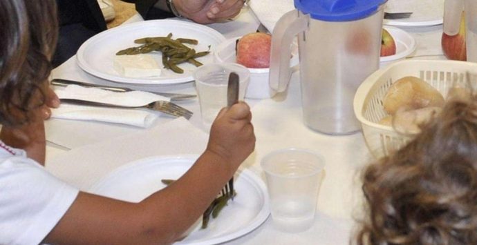 Vibo, parte la mensa scolastica ma non per 2 plessi, il Comune assicura: «Da oggi nessun disservizio»