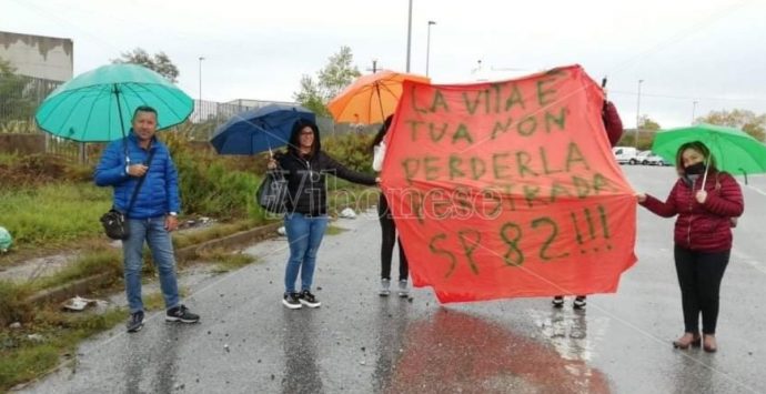 A Cessaniti crolla la strada. Le mamme: «Intervenite o sarà una tragedia» – Video