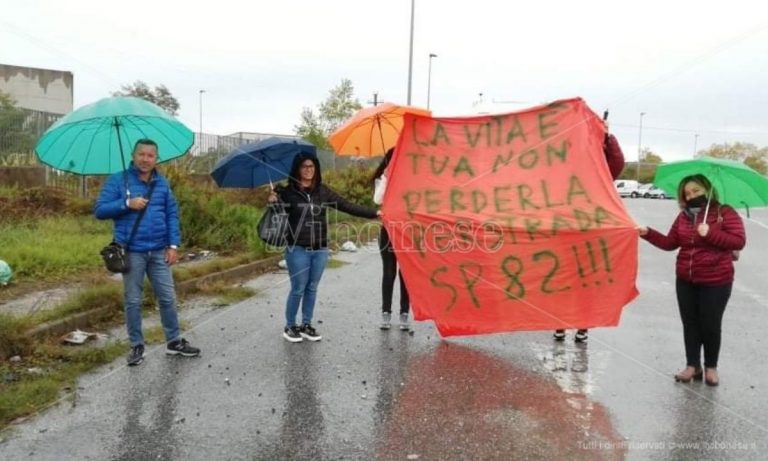A Cessaniti crolla la strada. Le mamme: «Intervenite o sarà una tragedia» – Video