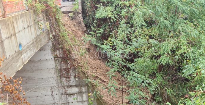 Maltempo a Vibo, crolla la strada d’accesso alla frazione San Pietro – Video