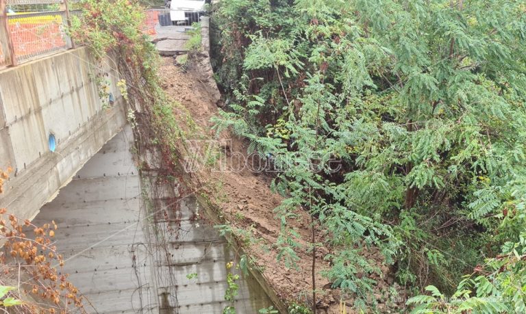 Maltempo a Vibo, crolla la strada d’accesso alla frazione San Pietro – Video