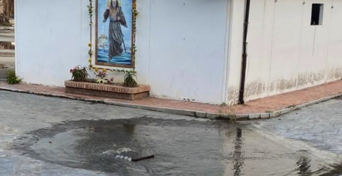 Maltempo, la segnalazione da Tropea: «Basta un po’ di pioggia e saltano i tombini»