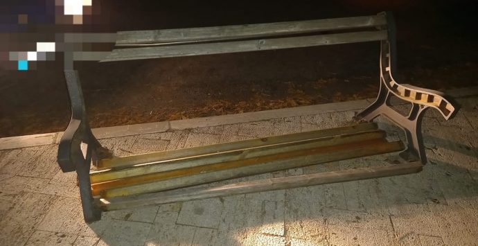Vandali in azione a Nicotera: danneggiate panchine su viale San Francesco