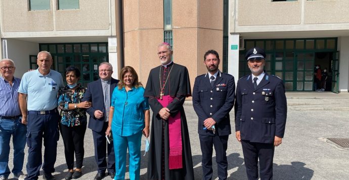 Il nuovo vescovo Attilio Nostro arriva a Vibo e va in visita al carcere