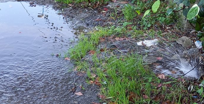 Bivona, perdita d’acqua in via delle Barche. E nessuno interviene