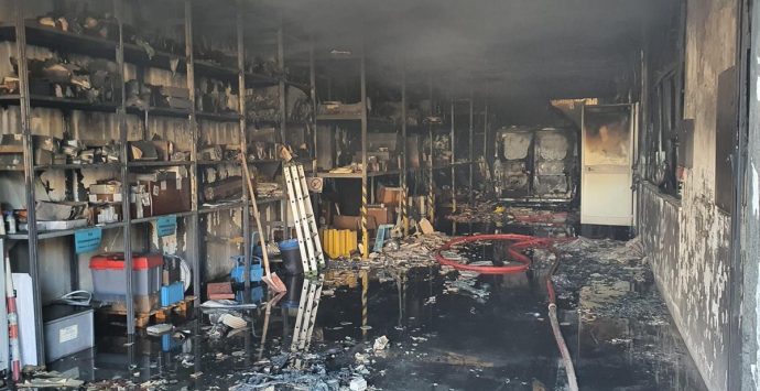 Incendio alla “Lico Santo srl”, danni ingenti e locali andati distrutti