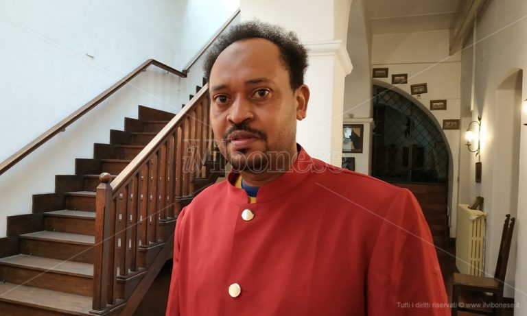 Mohamed, il maggiordomo dal cuore d’oro diventato Cavaliere della Repubblica ma col sogno della cittadinanza – Video