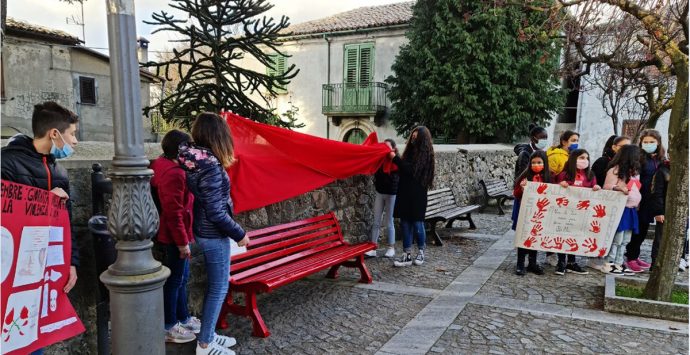 Mongiana, in piazza la panchina rossa dedicata alle donne vittime di violenza