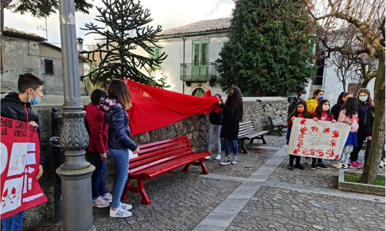 Mongiana, in piazza la panchina rossa dedicata alle donne vittime di violenza