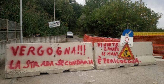 A San Pietro cittadini esasperati: per arrivare a casa costretti a percorrere una mulattiera – Video