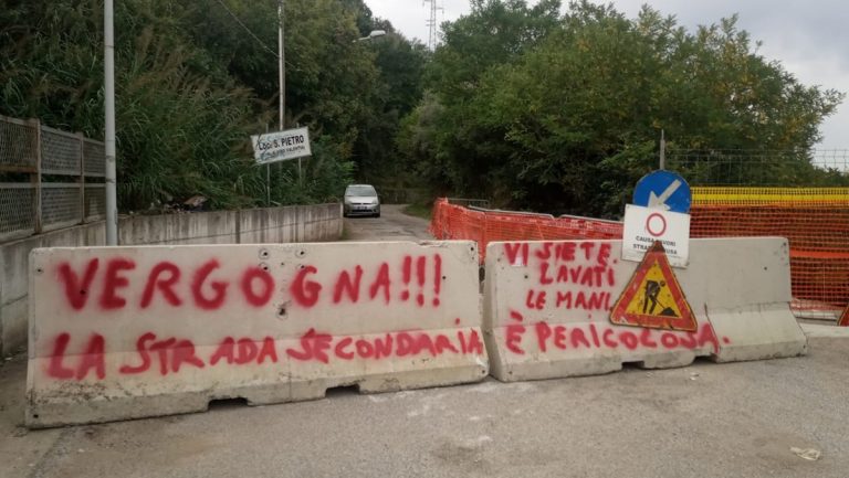 A San Pietro cittadini esasperati: per arrivare a casa costretti a percorrere una mulattiera – Video