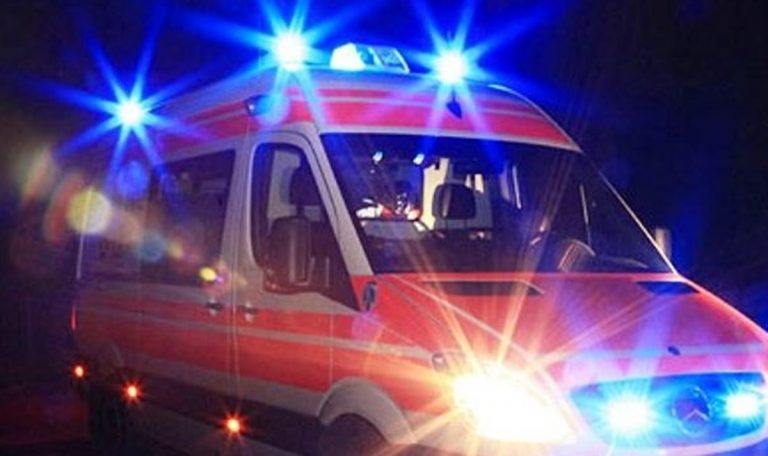 Auto impatta contro un guard rail: due ragazze trasportate d’urgenza in ospedale