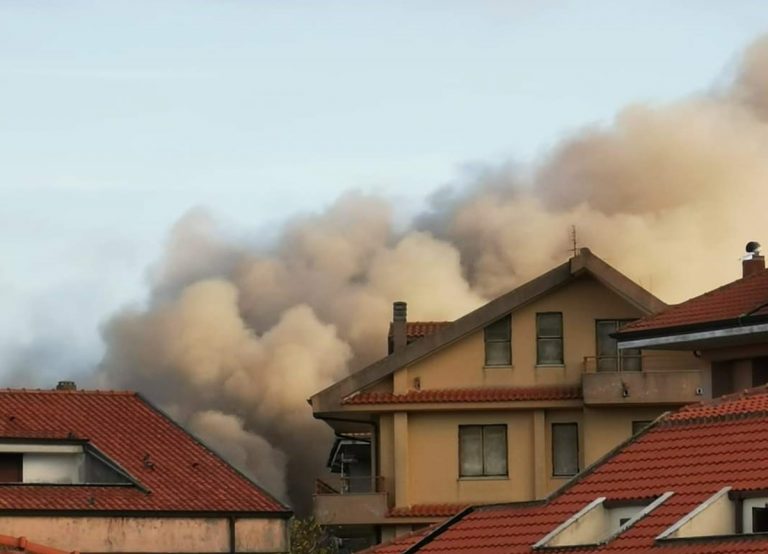 Vibo, incendio in un grande magazzino commerciale: a rischio i condomini adiacenti