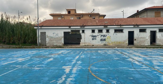 Briatico, campetto sportivo di San Costantino nel degrado: si va verso il passaggio dalla Provincia al Comune