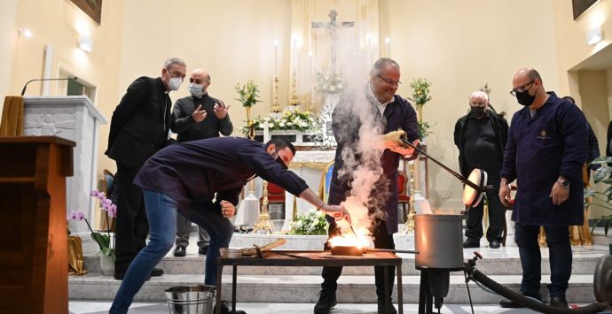 A Dasà il rito della fusione dell’oro votivo per realizzare la raggiera del Cristo risorto