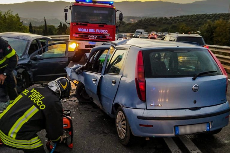 Incidente mortale a Cosenza: una vittima nel frontale tra due auto
