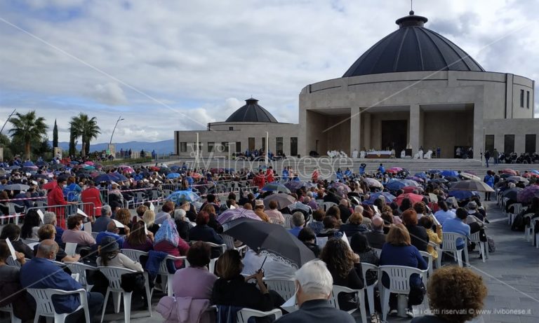 La paura dei contagi non ferma il popolo di Natuzza: bagno di folla per l’anniversario della morte – Video