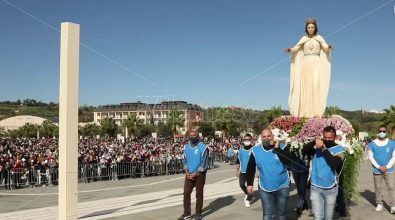 Paravati, viaggio tra il popolo di Natuzza riunito intorno alla statua della Madonna – Video