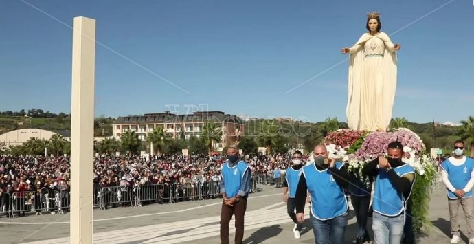 Paravati, viaggio tra il popolo di Natuzza riunito intorno alla statua della Madonna – Video