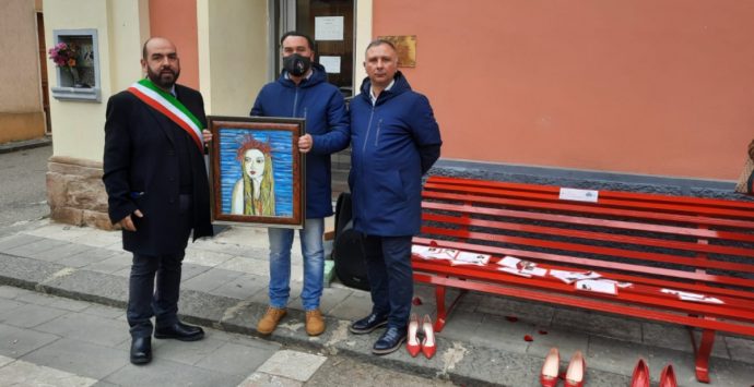 Francica, una panchina rossa e un quadro di Medusa per dire No alla violenza