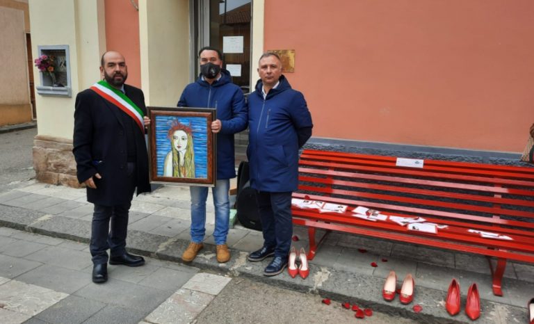 Francica, una panchina rossa e un quadro di Medusa per dire No alla violenza