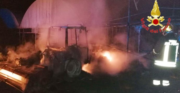 Mezzi agricoli in fiamme a  Rombiolo, indagini