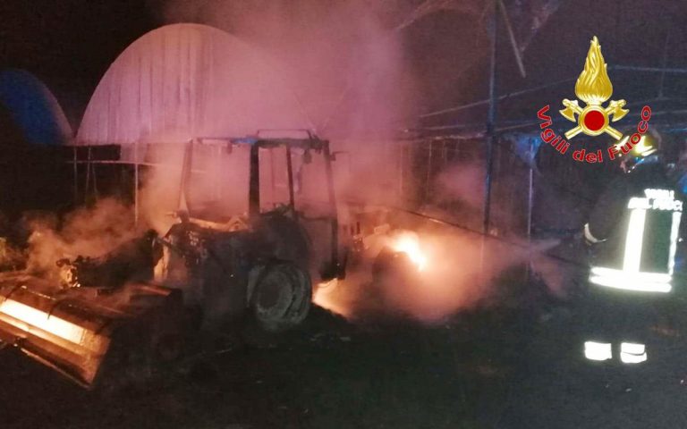 Mezzi agricoli in fiamme a Rombiolo, indagini