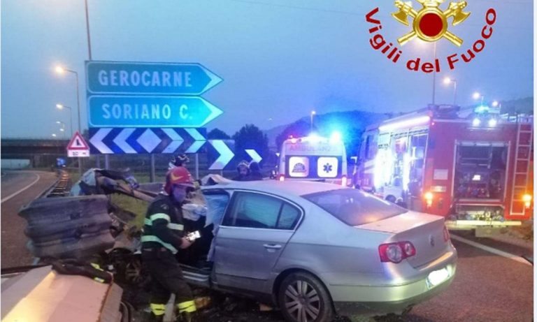 Incidente all’alba sull’A2: auto sbanda e finisce contro il guardrail, feriti tre giovani